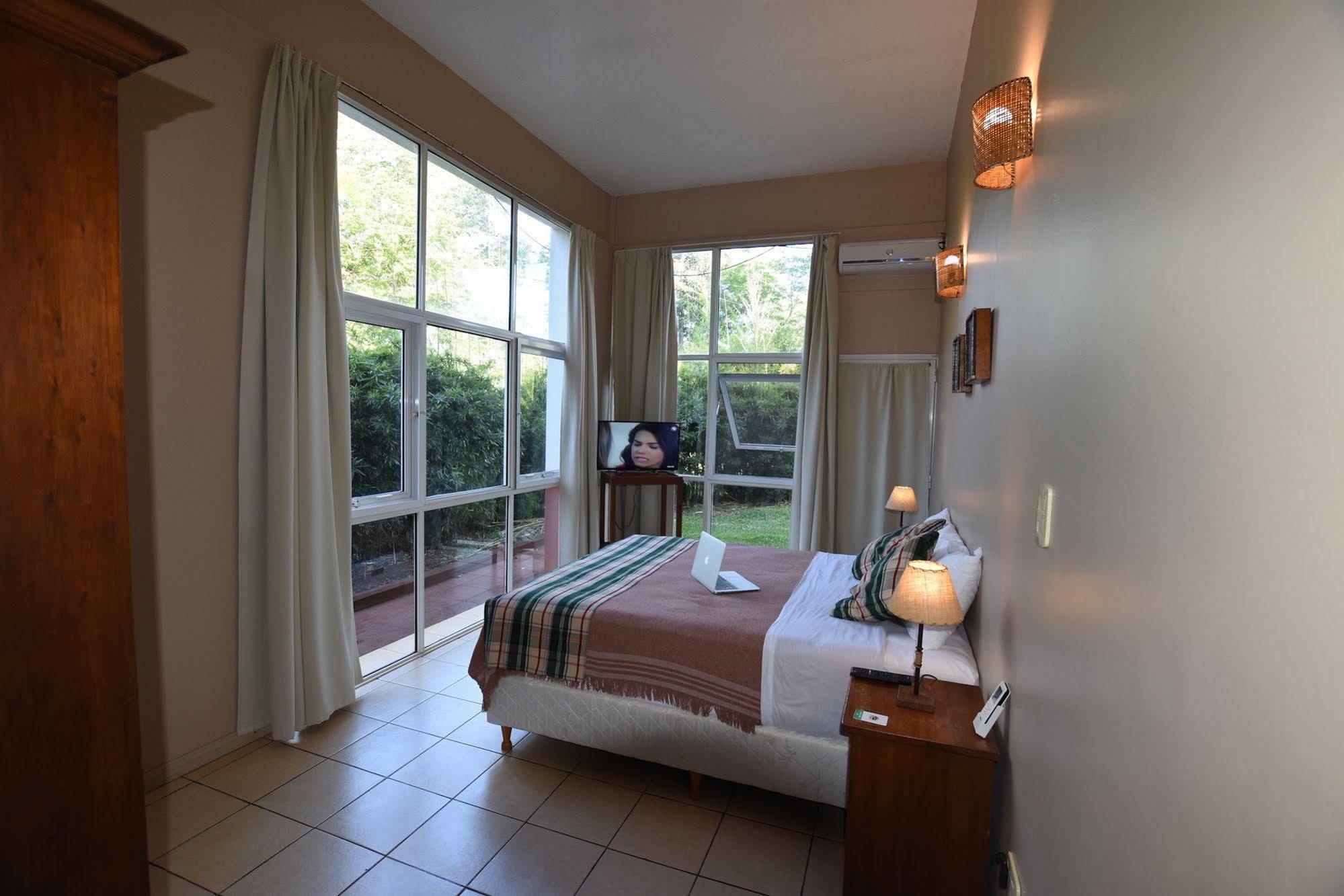 Iguazu Inn Hostel プエルト・イグアス エクステリア 写真